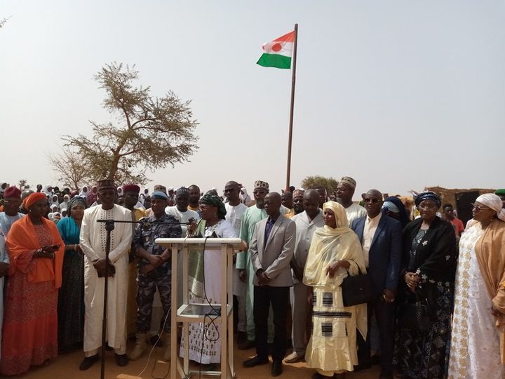 You are currently viewing La Ministre en charge de l’Education Nationale préside la cérémonie de pose de la première pierre de construction de salles de classes au CEG Kalley Plateau à Niamey.