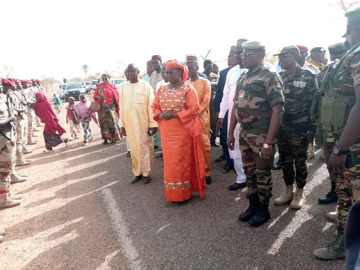 You are currently viewing La ministre en charge de l’Education Nationale visite les communes de Dogo , Bandé et de Magaria dans la région de Zinder