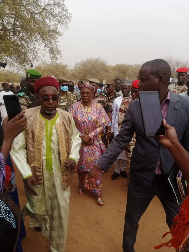 You are currently viewing Poursuite de la visite de la Ministre en charge de l’Education Nationale dans la région de Zinder: Étape de Mirriah-Gouré-Kelle