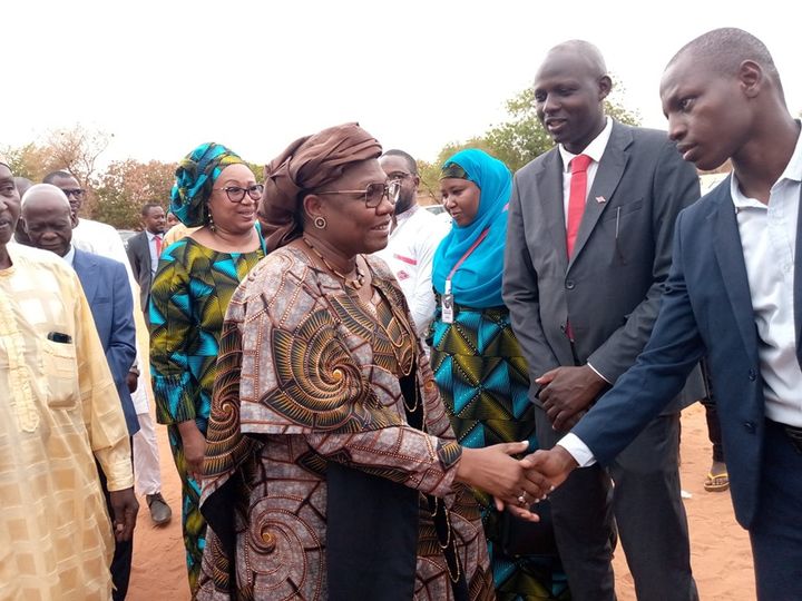 You are currently viewing La Ministre de l’Education Nationale inaugure une cantine scolaire à l’école des sourds de Niamey