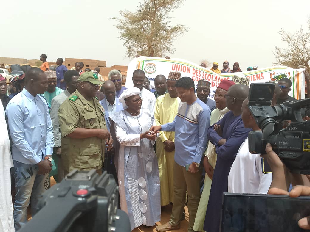 Lire la suite à propos de l’article Le Comité Directeur de l’Union des Scolaires Nigériens (CD- USN) dote le CEG Kalley Plateau d’une classe en matériaux définitifs équipée à la mémoire des martyrs du 09 février 1990