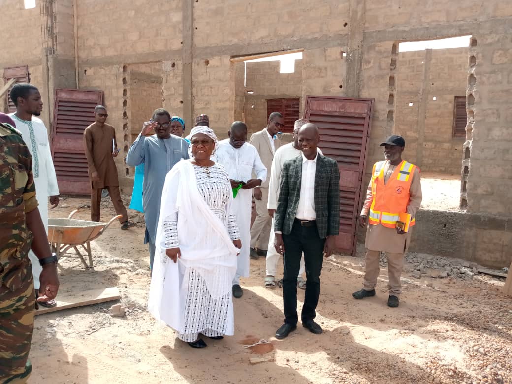 You are currently viewing La Ministre en charge de l’Education Nationale visite plusieurs sites de construction de classes à Niamey.