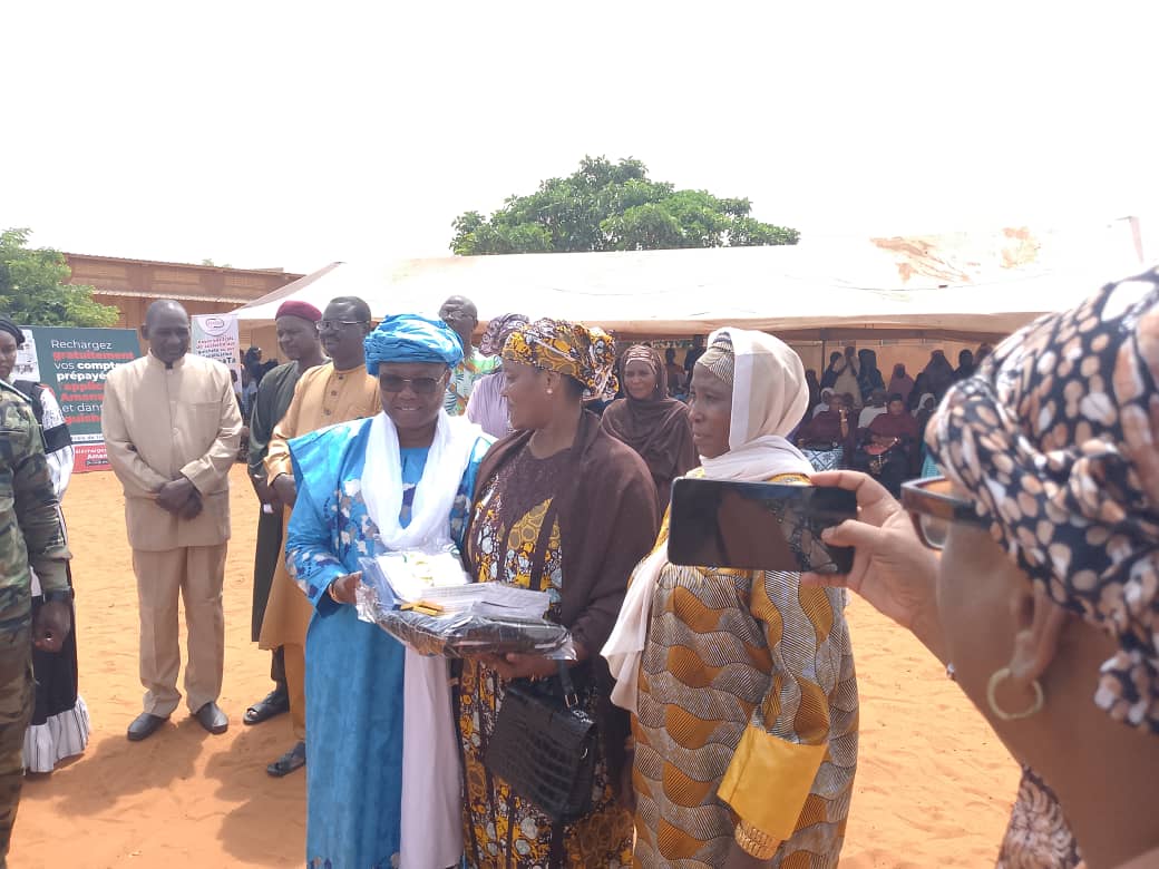 You are currently viewing La Ministre en charge de l’Education Nationale, Dr. Elisabeth Shérif, parraine la cérémonie de consécration de l’excellence de l’Inspection de l’Enseignement Préscolaire et Primaire Niamey 3